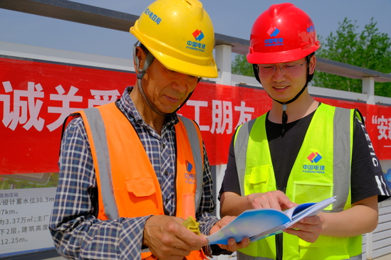 發放手冊 攝影:王蘇林.JPG